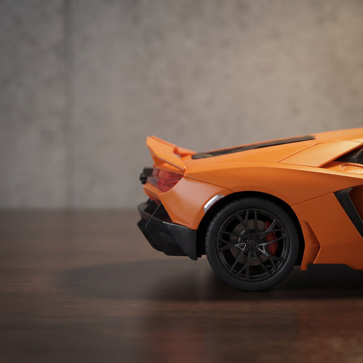 Fury V12 – zadní část se zvednutým křídlem, model 1:24