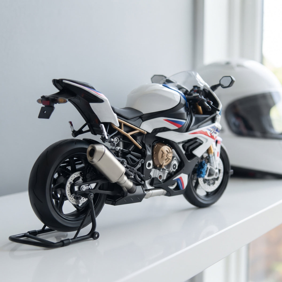 Racer RR Superbike – bílo-modro-červená, na polici, model 1:9