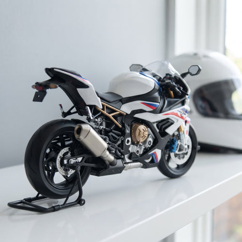 Racer RR Superbike – bílo-modro-červená, na polici, model 1:9