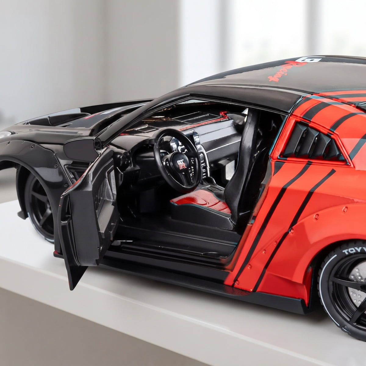Shadow GT Coupé – otevřené dveře a interiér, model 1:24
